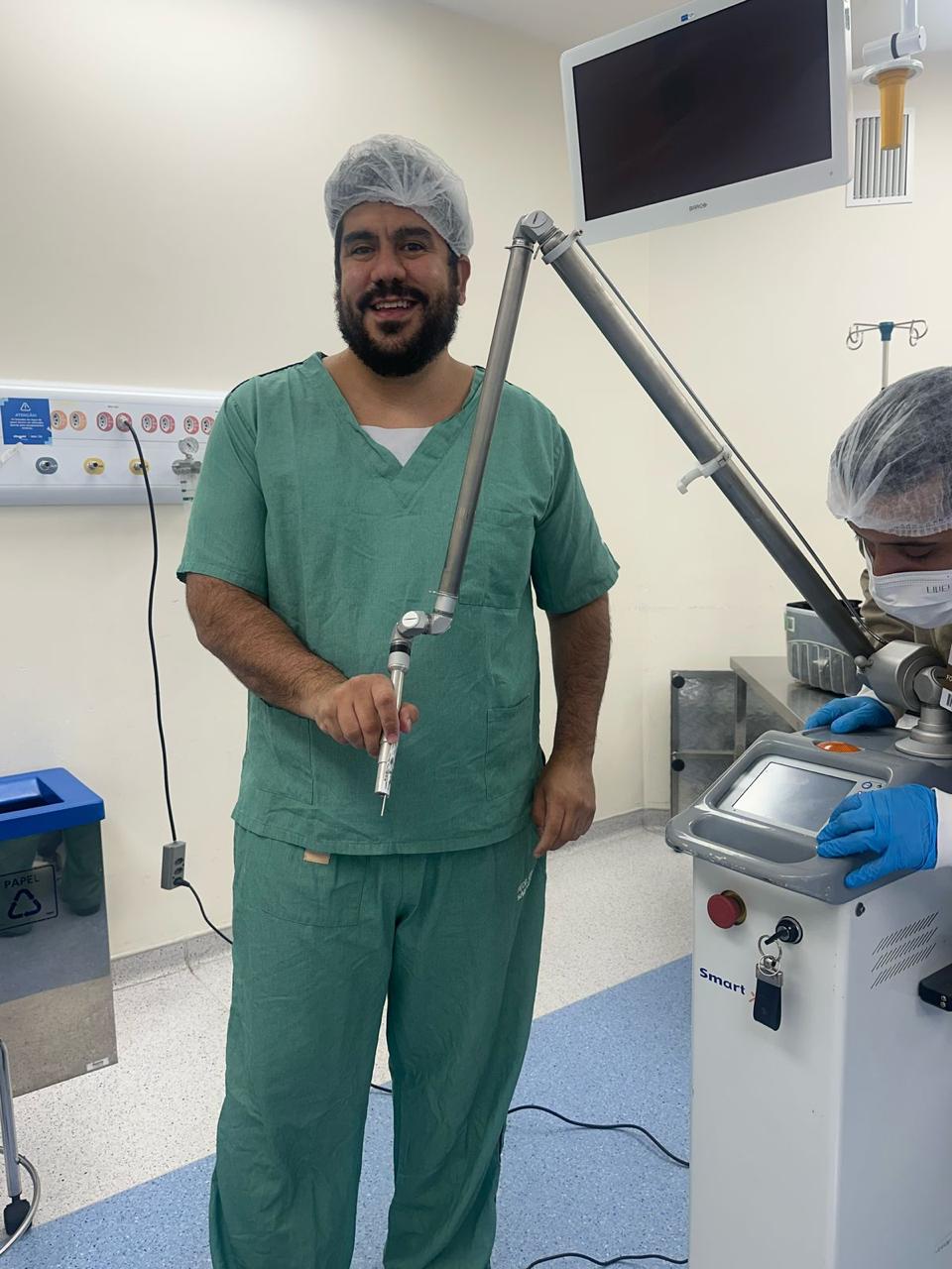 Dr. Adiney Esteves realizando cirurgia geral - Melhor cirurgião de São Paulo